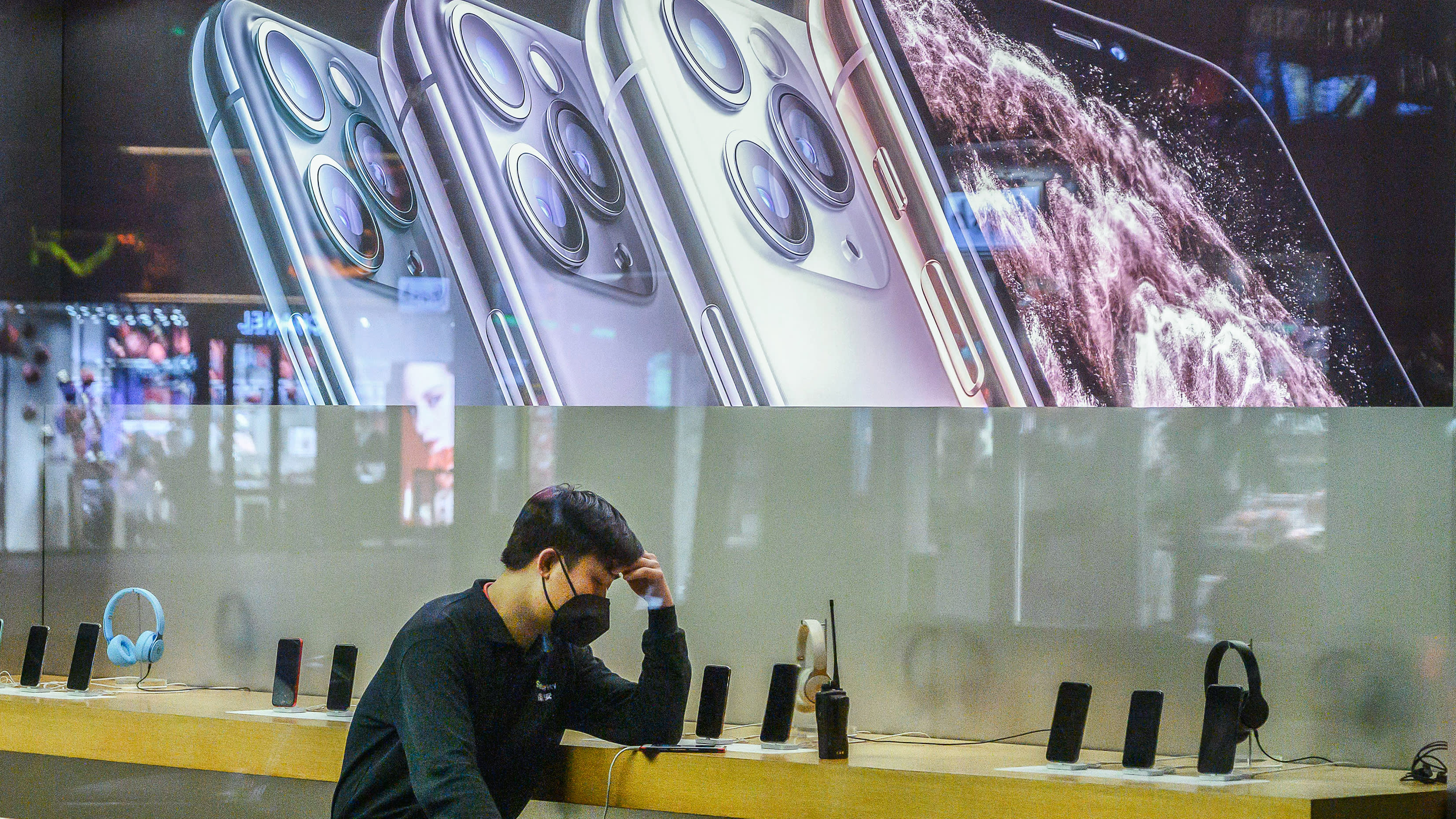 <a href='/apple/'>Apple</a> CEO'su Cook, Çin'de bulunan fabrikalarını yeniden açıyor