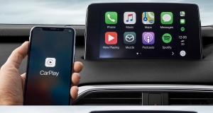 Android Auto ve Apple CarPlay sürücülerin dikkatini bozuyor