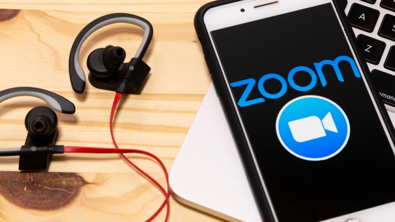 Zoom iOS kullanıcı bilgilerini Facebook göndermeyi bıraktı