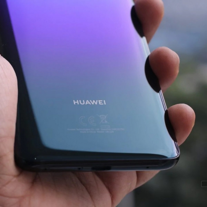 Huawei Mate 40 Serisi Ekran Altı Kamera Kullanmayacak!